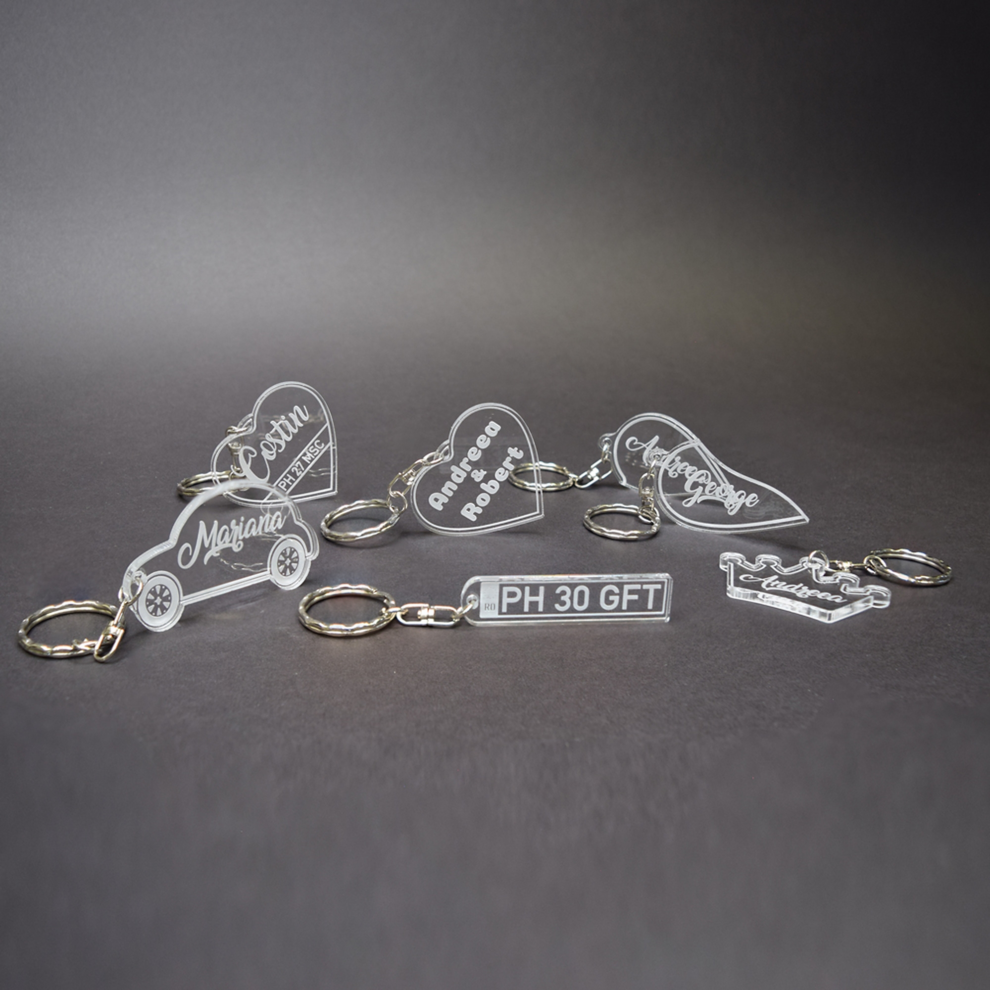 Breloc Personalizat Cu Nume Și Număr Auto - Model Inimă Transparent
