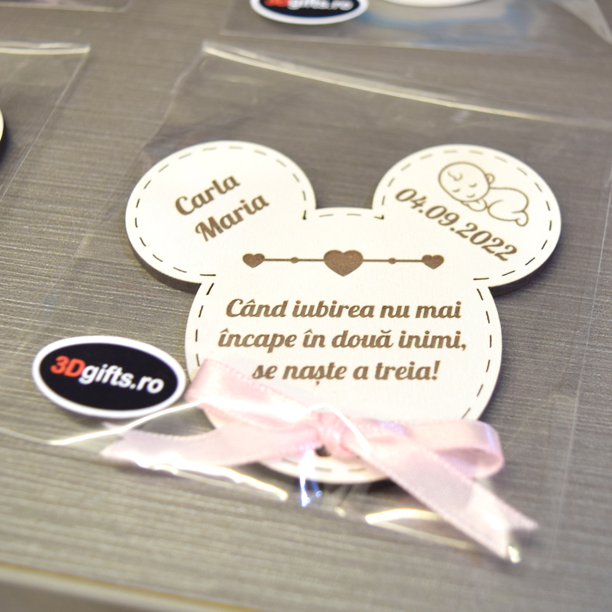 Mărturii Botez Magnetice Lemn - Micky Fetiță - Set 10 Buc.