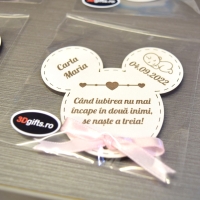 Mărturii Botez Magnetice Lemn - Micky Fetiță - Set 10 Buc.